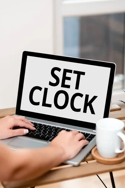 Bildunterschrift: Set Clock. Geschäftsvitrine stellte sie auf die richtige Zeit oder stellen die Uhrzeit auf eine spätere Zeit um.. — Stockfoto