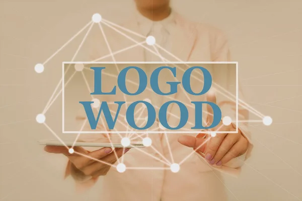 手書きの記号ロゴウッド。インターネットの概念木製の女性に刻ま会社の認識可能なデザインやシンボルを保持するタブレット仮想ボタンを押して未来的な技術を示す. — ストック写真