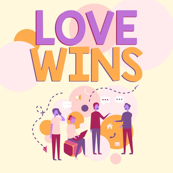 Pisanie tekstu Love Wins. Pomysł na biznes używany do świętowania lub upamiętniania zwycięstwa równości małżeńskiej Czterej koledzy Ilustracja Dyskusje Burza mózgów Nowe idee. — Zdjęcie stockowe