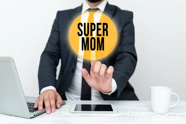 Assine exibindo Super Mãe. Negócios mostram uma mãe que pode combinar creche e emprego a tempo inteiro Remote Office Work Online Smartphone Voice And Video Calling — Fotografia de Stock