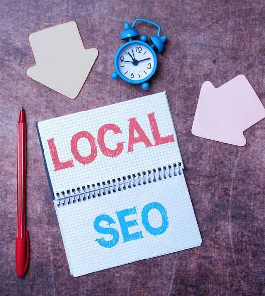 Mão escrita sinal Local Seo. Escrito em otimizar seu site para ranquear melhor para um público local Planos de Gerenciamento de Tempo para Progresso de Ideias Inteligentes Brilhantes no Trabalho — Fotografia de Stock