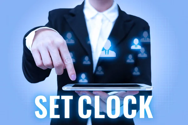 Signo de texto que muestra Set Clock. Palabra escrita en ponerlo en el momento adecuado o cambiar la hora del reloj a una hora posterior Lady Uniform Standing Tablet Hand Presenting Virtual Modern Technology — Foto de Stock