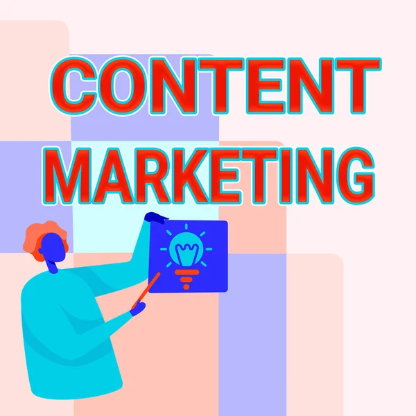Textzeichen für Content Marketing. Konzept Bedeutung beinhaltet die Erstellung und Weitergabe von Online-Material Man Standing Holding Papier mit glühender Glühbirne während Pointing Stick. — Stockfoto