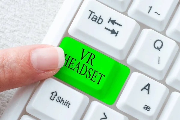 Konceptuell display Vr Headset. Koncept som innebär headmounted enhet som ger virtuell verklighet för bäraren Abstrakt Inspelningslista av online-butik objekt, Redigering Uppdaterad Internet Data — Stockfoto