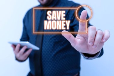 El yazısı tabelası: Tasarruf. İşletme konsepti paranızın bir kısmını her ay bir süre sonra kullanmak üzere depoladı. Yeni Teknoloji Fikirleri sunumu