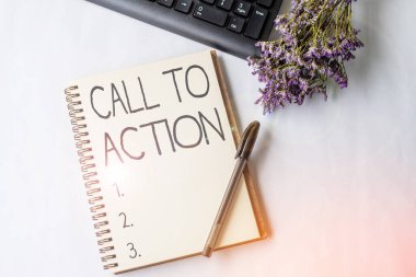 İlham, Call To Action işaretini gösteriyor. İş fikri tavsiyesi sorunlu bir hedefe ulaşmak için bir şeyler yapın Klavyenin yanında bir kalem ve masanın üzerinde bir çiçek olan boş günlükle.
