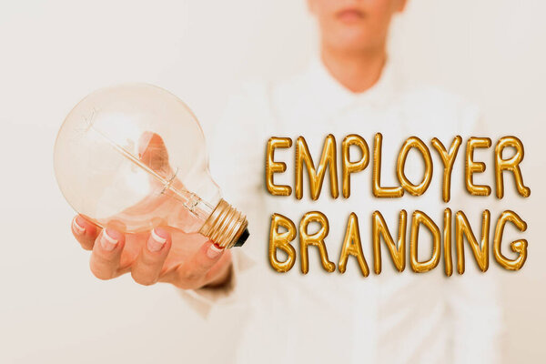 Почерк пользователя Брендинг. Концепция, означающая продвижение выбора работодателя компании в желаемую целевую группу Леди в бизнес-снаряжении с лампой, представляющей новые технологические идеи