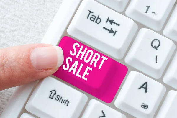 Textzeichen mit Short Sale. Geschäftsübersicht Haus, das zu einem Preis angeboten wird, der unter dem geschuldeten Betrag liegt Tippen schwieriger Programmcodes, Schreiben eines neuen Bildungsbuchs — Stockfoto