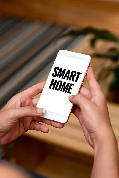 스마트 홈 (Smart Home) 이라고 도불린다. 자동화 시스템에 기록된 단어 조명 기후 엔터 테인 먼 트 시스템 음성 및 비디오 통화 캡처를 호출 사람들을 연결 — 스톡 사진