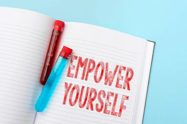 Segno di testo che mostra Empower Yourself. Panoramica aziendale prendere il controllo dei nostri obiettivi di impostazione della vita e fare scelte Scrivere note mediche importanti Test di laboratorio di nuova medicina del virus — Foto Stock