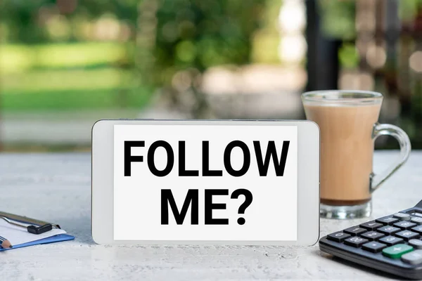 Teksten weergeven Follow Me Question. Internet Concept gaan of komen na persoon of ding vooruit Outdoor Koffie en Refresment Shop Ideeën, Cafe werkervaring — Stockfoto