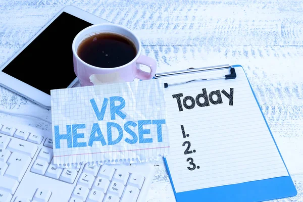 Skriv under med Vr Headset. Business showcase headmounted enhet som ger virtuell verklighet för bäraren skriva nya idéer affärsplanering idé röst och videosamtal — Stockfoto