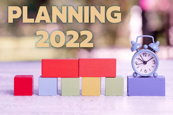 介绍2022年规划的文字说明制定明年工作计划的商业思想过程，介绍时间管理技巧 — 图库照片