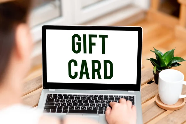 Manuscrito texto Gift Card. Vitrine de negócios Um presente geralmente feito de papel que contém sua mensagem Mulher digitando no laptop ao lado da caneca e planta de café trabalhando em casa. — Fotografia de Stock