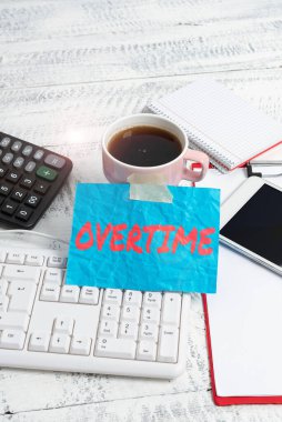 Fazla mesai işareti gösteren bir ilham. Yeni Fikir Planlama Fikirleri ve Görüntü Çağrıları 'nı düzenli olarak yazmanın yanı sıra iş fikri zamanı veya saatleri de çalıştı