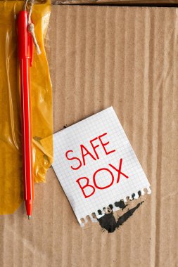 İlham verici Güvenli Kutu 'yu gösteren metin. İş konsepti, önemli ve değerli şeyleri muhafaza edebileceğiniz yeni parlak fikirlerin yaratıcılığı ve ilhamı yenileyeceği küçük bir yapı.