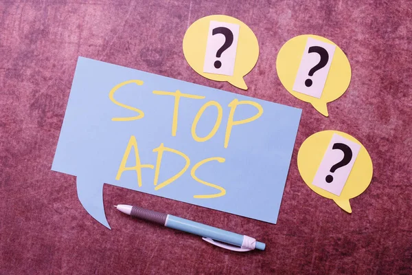 Inspiratie met bord Stop Advertenties. Internet Concept programma dat verschillende soorten reclame van Web Questioning Onzekere Gedachten zal verwijderen, Bespreken Oplossen van problemen — Stockfoto