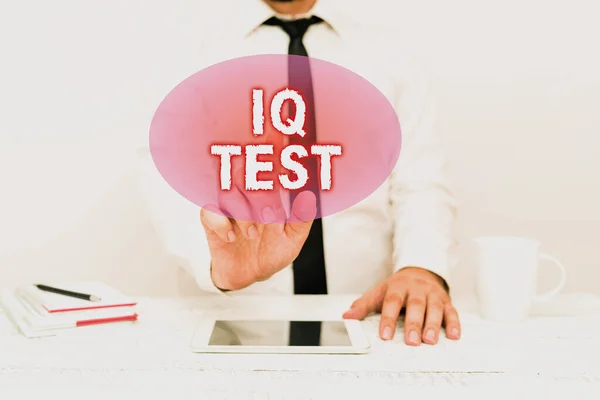 概念表示Iqテスト。ビジネスコンセプトは、あなたの認知能力を測定しようとします人間の知性を評価しますコミュニケーション技術を提示スマートフォンの声とビデオ通話 — ストック写真