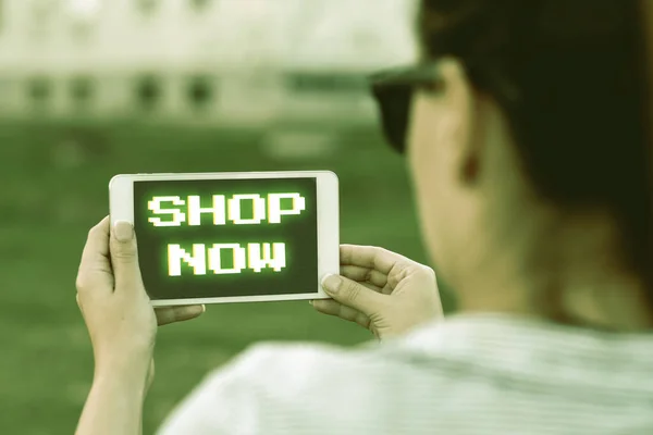 ショップが表示されるテキスト記号。店舗やオンラインから商品を購入する行為や活動のための言葉声とビデオ通話機能一緒に人々を接続します — ストック写真