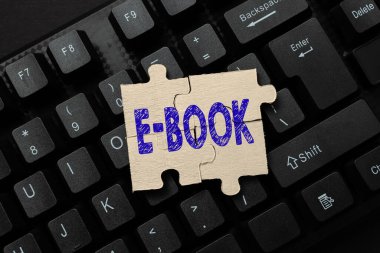 İlham, E Kitabı 'nı gösteriyor. Bilgisayar ya da tablet okuyabilen, Sosyal Medya Yorum İletisi oluşturan, Eğlenceli Sorular ve Cevaplar yazan basılı kitabın kavramsal elektronik versiyonu