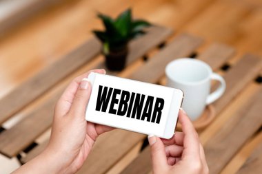 Webinar 'ı göster. İnsanları Bir Araya Bağlayan Ses ve Video Çağrı Yetenekleri İnternet Konferansı üzerinden yürütülen seminer olarak tanımlanan sözcük