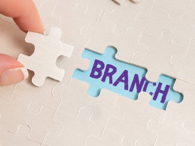 Metin başlığı Branch 'ı temsil ediyor. İş dünyası gövdesinden ya da bir dal binasından büyüyen bir ağacın parçasına dikkatle bakar Tamamlanmamış bir beyaz testere deseni bulmacası Son Parçası Eksik