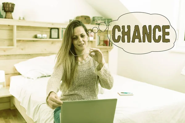 Handschrift tekst Chance. Zakelijk concept nog een kans om iets te bereiken of te verwerven wat je wilt Vrouw vediocalling via laptop vanuit slaapkamer met bedraad koptelefoon — Stockfoto