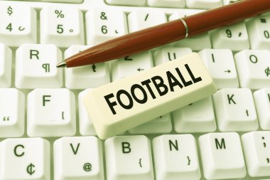 Mesajda Futbol 'u gösteriyor. İnternet Konsepti, topa vurmayı, güvenli internet deneyimi yaratmayı, dijital virüsün yayılmasını önlemeyi içeren çeşitli takım oyunlarını içerir.