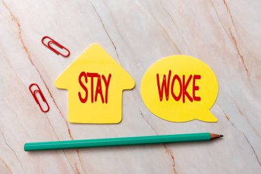 Stay Woke 'u gösteren tabela. Çevrenizde olup bitenlerden haberdar olmak, Yeni Fikir Taze Fikir Yaratıcı İletişim Üretken Düşünce Üretme Üretimi