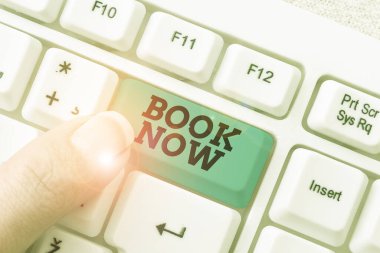 İlham şimdi işaret kitabını gösteriyor. Konsept fotoğraf otel konaklama veya uçak bileti için rezervasyon yapın Soyut Online Kayıt Süreci, Kişisel Bilgiler Yazma