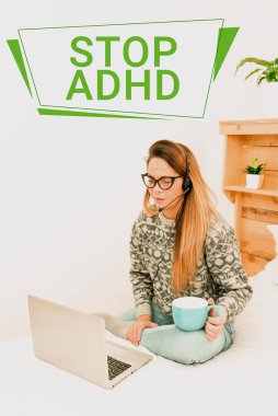 Dur Adhd 'i gösteren metin işareti. İş düşüncesi çocukların zihinsel sağlık bozukluklarına son verdi Hiperaktif Girişimcilerin E- postaları kontrol etme ve okuma, Öğrencilerin İnternet 'e Mesaj Gönderme