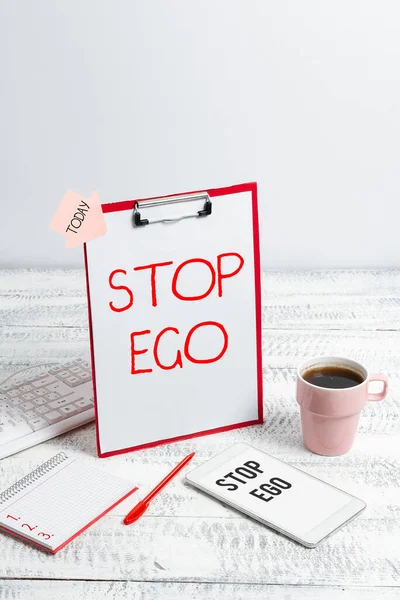 Skrivande text Stop Ego. Affärsstrategi Styr din besatthet om ett beslut eller ett evenemang eller vad som helst Skriva nya idéer Affärsplanering Idé Röst och videosamtal — Stockfoto