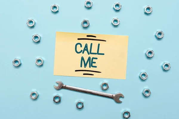 Τίτλος κειμένου που παρουσιάζει το Call Me. Έννοια Διαδικτύου Ζητώντας την επικοινωνία μέσω τηλεφώνου για να μιλήσουμε για κάτι Εργαλεία Συντήρησης και Εξοπλισμούς Μηχανική και Μηχανικός Επισκευές — Φωτογραφία Αρχείου