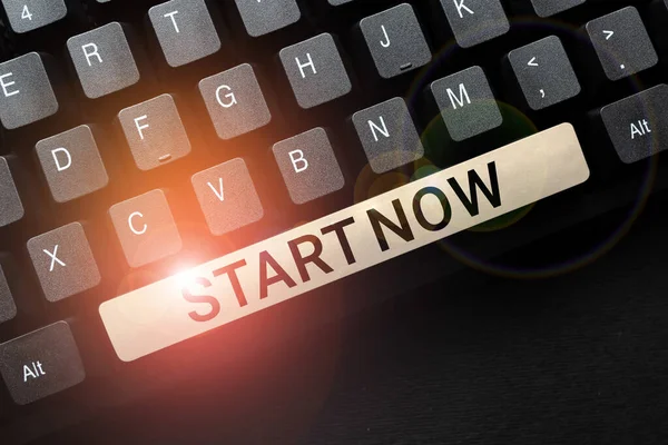 Pisanie tekstu wyświetlającego Start Now. Word for nie wahaj się dostać pracy lub robi rzeczy od razu Komponowanie nowej wiadomości e-mail, Badanie Internetu informacji — Zdjęcie stockowe