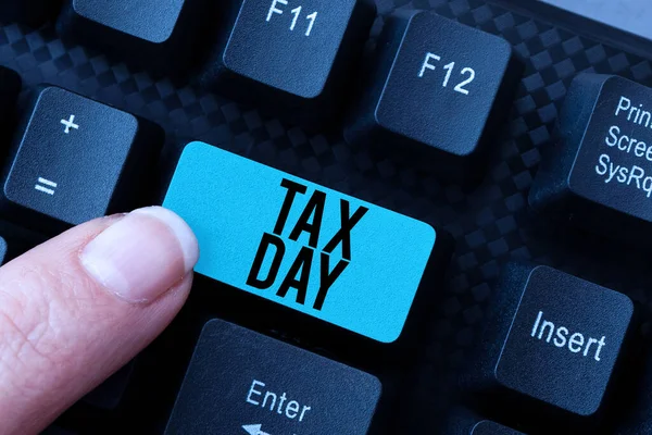 Segno di scrittura a mano Tax Day. Parola per termine colloquiale per il tempo in cui le dichiarazioni dei redditi individuali Abstract Elenco di registrazione di articoli negozio online, Modifica dei dati Internet aggiornati — Foto Stock