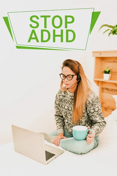 Textskylt som visar Stop Adhd. Affärsidé Sätt stopp för psykisk ohälsa hos barn Hyperaktiv entreprenör Kontrollera och läsa e-post, Student Skicka meddelanden online — Stockfoto