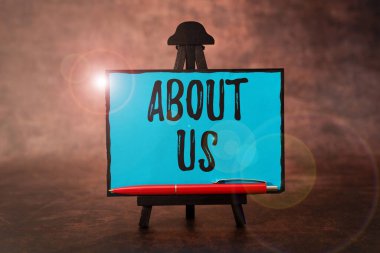 Bizim hakkımızda sunulan metin başlığı. Yeni Parlak Fikirlerin Yaratıcılığı ve İlhamı Yenileyeceğini Düşünen Bir şeyin İlgisini ya da İlgisini Tanıtmak İçin Kavramsal Fotoğraf