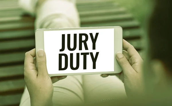 书写文字显示陪审团的职责。概念上的照片义务或作为陪审团成员在法庭语音和视频中发出连接人们的能力的一段时期 — 图库照片