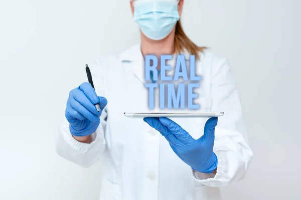 Εννοιολογική λεζάντα σε πραγματικό χρόνο. Επιχειρηματική προσέγγιση του πραγματικού χρόνου κατά τη διάρκεια του οποίου μια διαδικασία ή γεγονότα συμβαίνουν Επίδειξη Ιατρικής Techology Παρουσιάζοντας Νέα επιστημονική ανακάλυψη — Φωτογραφία Αρχείου