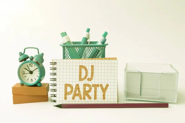 El yazısı tabelası DJ Party. Konsept, radyo Tidy Çalışma Alanı Kurulum Yazma Masası Araçları ve Eşitlik Zaman Yönetimi 'nde popüler müzik çalan ve tanıtan kişi anlamına gelir — Stok fotoğraf