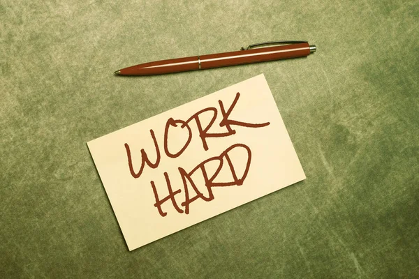 Kavramsal manşet: Sıkı çalış. Yeni Tasarım Fikirleri Çizen Önemli Notlar Yazma ve Tamamlama Görevlerini Yapmaya ve Tamamlamaya Çalışmanın Anlamı