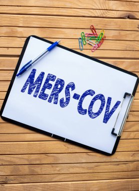 Mers Cov 'u sunan metin başlığı. Suudi Arabistan Düz Ofis Panosu 'nda bir masaya konmuş kalemlerle ilk kez rapor edilen viral solunum hastalığı kavramı..