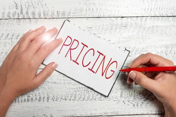 Πινακίδα γραφής χεριών Pricing. Λέξη για τη μέθοδο που χρησιμοποιούν οι εταιρείες για την τιμή των προϊόντων ή των υπηρεσιών τους Brainstorming Προβλήματα και λύσεις — Φωτογραφία Αρχείου