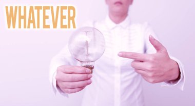 Mesaj işareti her neyse onu gösteriyor. İnternet Konsepti, yeni teknoloji fikirleri sunan, lamba kullanan bir bayana atıfta bulunma konusunda kısıtlama olmadığının altını çiziyordu.