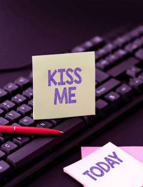 El yazısı işareti Öp Beni. Anlamı, dudaklarınızla dudaklarıma dokunmak ya da Eski Fikirlerin Kopyalanması ve Yeni Fikirler Oluşturulmasına karşı bastırmak, Yazılı Notları Aktarmak,