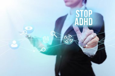 El yazısı metin Stop Adhd. Kavramsal fotoğraf, çocukların zihinsel sağlık bozukluklarını sona erdirdi Hiperaktif Kadın Giysi İçinde Tablet Tutarken Geleceği Gösteren Arayüz Ekranı.