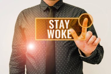 SMS başlığı Stay Woke 'u sunar. Çevrenizde olup bitenlerin farkında olan internet kavramı Yeni Planlar ve Planlama Sürecini Gösteren Fikirler Sunmaya devam edin