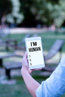 El yazısı I-M-İnsan. Birinin çok zayıf olduğunu söylemek için kullanılan kavramsal fotoğraf Ses ve Video Çağrı Yetenekleri İnsanları Birleştiren Hatalı Ses