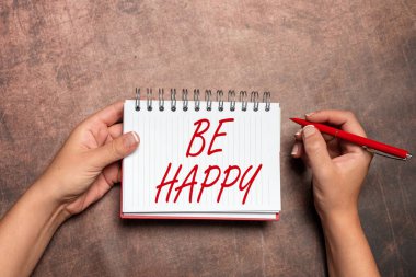 İlham veren mesaj Mutlu Ol. Hayatınızın son anı olarak her anı yaşamak için iş konsepti Aileniz için çalışın Yeni Kontrat İmzalama Konut Sigortası Kredi Anlaşmaları