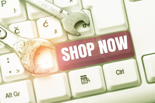 コンセプト表示｜Shop Now.ビジネスは、店舗やオンラインコンピュータエンジニアリングの概念から商品を購入するアクションや活動を紹介します,要約壊れたキーボードを修復 — ストック写真